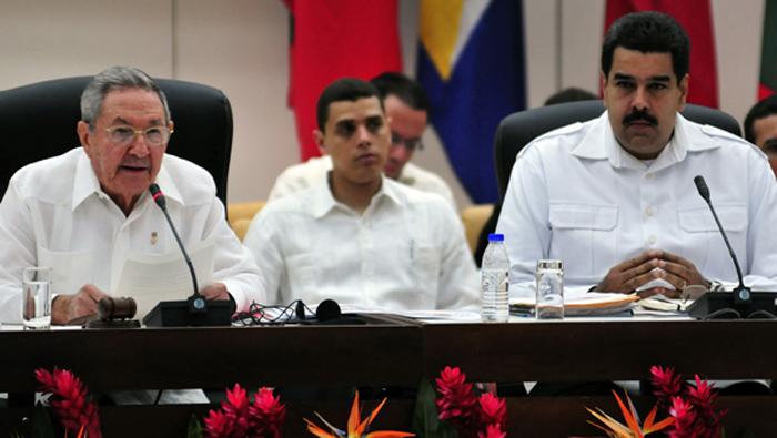 Raúl Castro y Nicolás Maduro durante la Cumbre AlBA-TCP sobre el Ébola. Foto: Ladyrene Pérez/ Cubadebate.