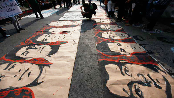 Padres de normalistas desaparecidos desconfían del Gobierno mexicano