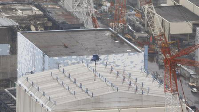 A través de los agujeros que se crearán en el techo del reactor se realizará una limpieza preliminar (Kyodo)