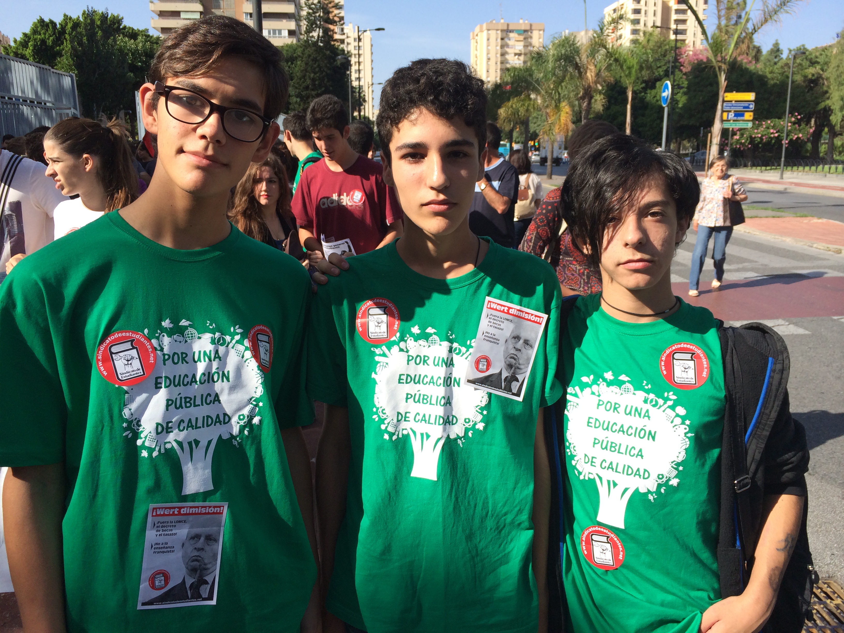 En Madrid, miles de estudiantes han marchado desde Atocha a la Puerta del Sol equipados con camisetas verdes y coreando lemas contra la Lomce y el ministro de Educación, José Ignacio Wert. 