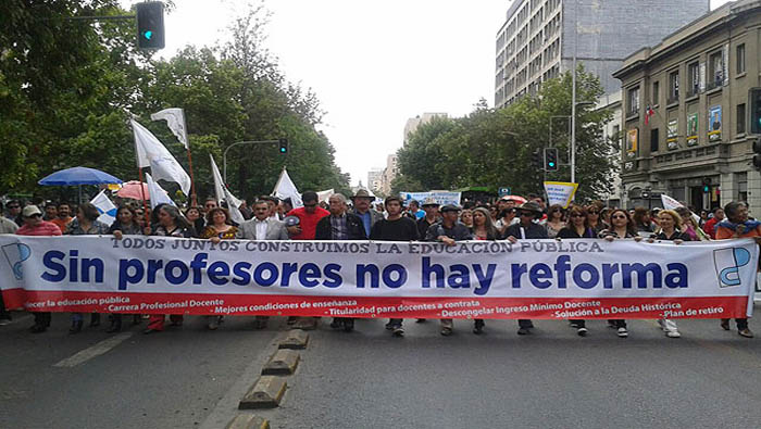 Los profesores marcharon desde el sector de Plaza Italia hasta la Plaza Los Héroes en Santiago. (Foto: Emol)