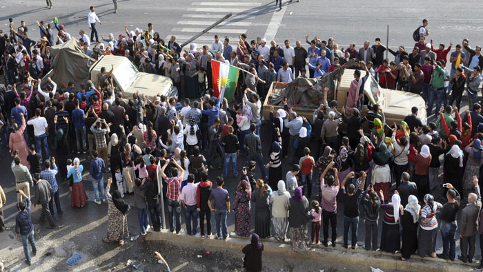 Los kurdos-iraquíes fueron ovacionados a su llegada a Kobane este jueves. (Foto:Reuters)
