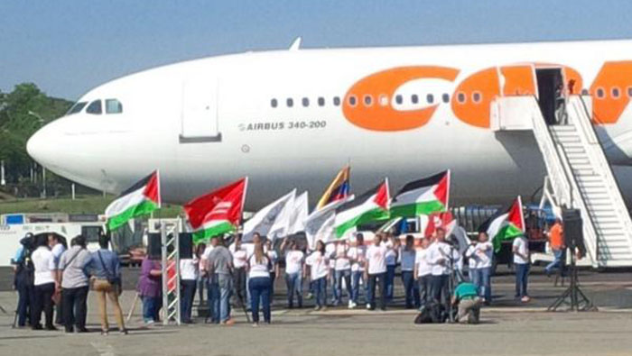 La carga humanitaria incluye una delegación que buscará a 100 jóvenes palestinos que estudiarán medicina en el país. (Foto: @LindaSobehAli)
