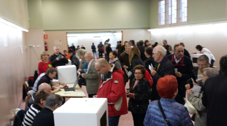 Los centros de votación están llenos de personas que esperan por participar en la consulta. (Foto: Iluis bartra)
