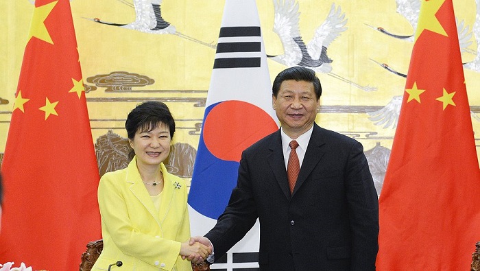 El mandatario chino, Xi Jinping y su homóloga de Corea del Sur, Park Geun-hye, a punto de alcanzar un acuerdo de libre comercio. (Foto: China News)