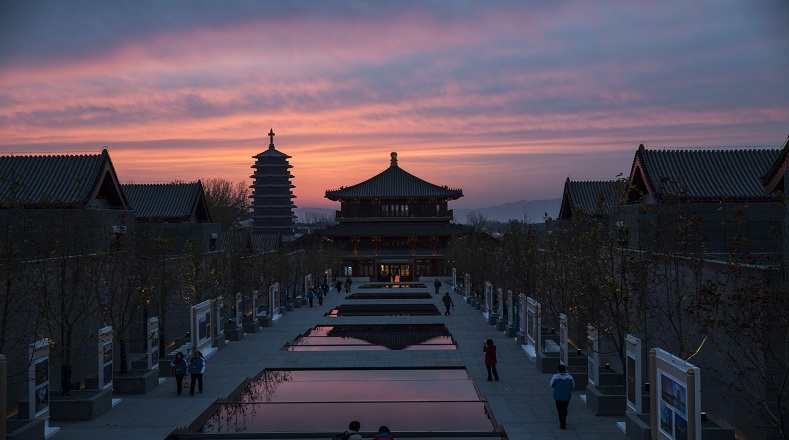 Así se ve una pagoda durante el amanecer de este 11 de noviembre de 2014, en las instalaciones donde se realiza la cumbre APEC, en Beijing, China.