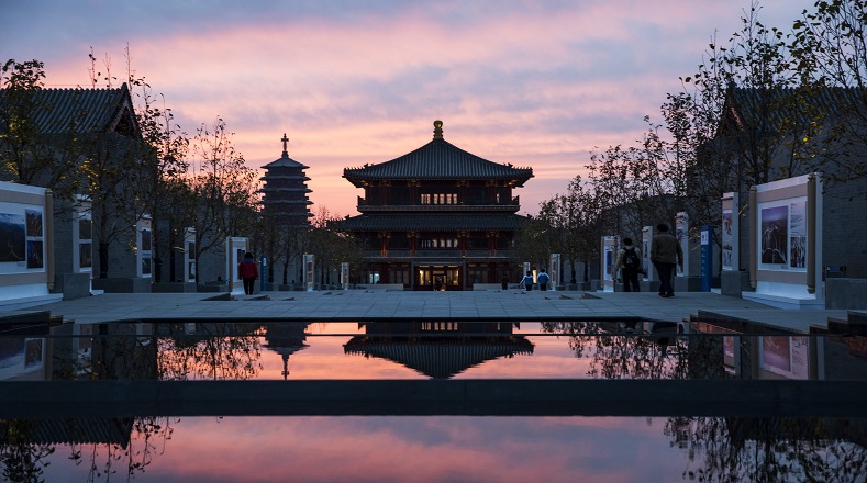 Otra panorámica de una pagoda durante el amanecer en el Lago Yanqi, en Beijing. 