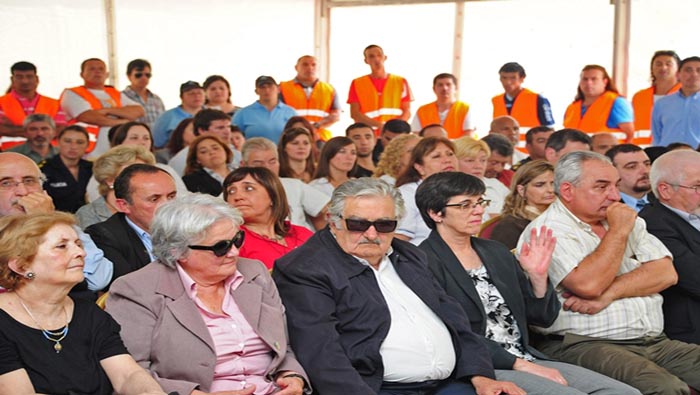El ministro del Interior, Eduardo Bonomi acompañó a Mujica en la inauguración de la clínica del pena en el que también fue torturado. (Foto: EFE)