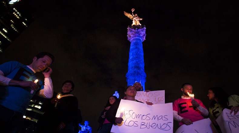 En plazas calles y avenidas, los mexicanos levantaron pancartas y velas para exigir con vida a los normalistas.