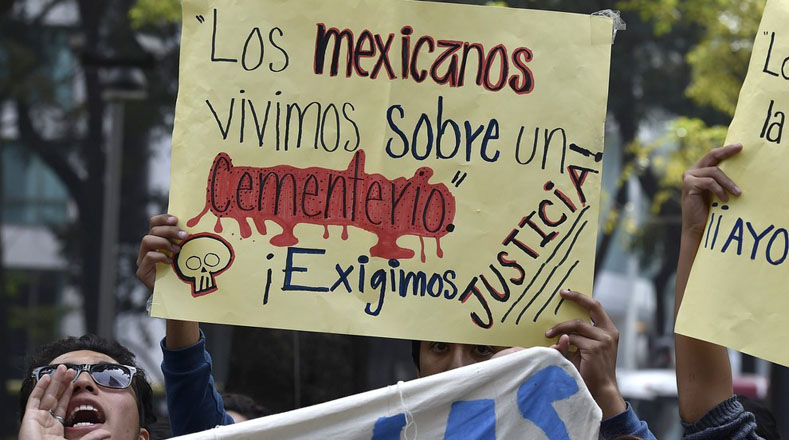 "Los mexicanos vivimos sobre un cementerio, exigimos justicia". 