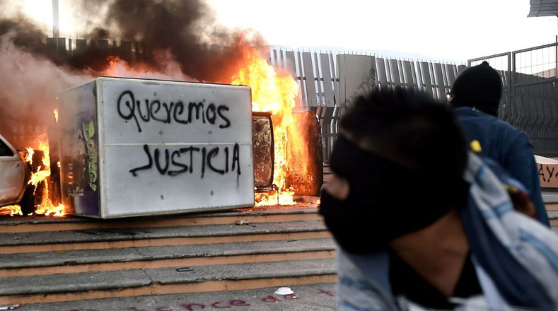 Indignados, los mexicanos piden justicia por Ayotzinapa.