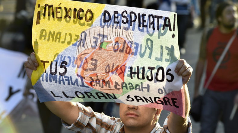 “¡México despierta! Tus hijos lloran sangre”.