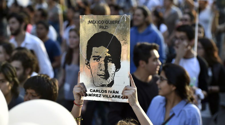 Con carteles con la foto de los rostros de los normalistas, marchaban por las calles mexicanas.