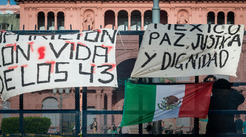 Los manifestantes en Buenos Aires se sienten identificados con el caso Ayotzinapa por los estragos que sufrió Argentina en tiempos de dictadura.