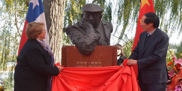 Bachelet encabeza ceremonia de develación de busto de Pablo Neruda en China. (Foto: Presidencia de Chile)