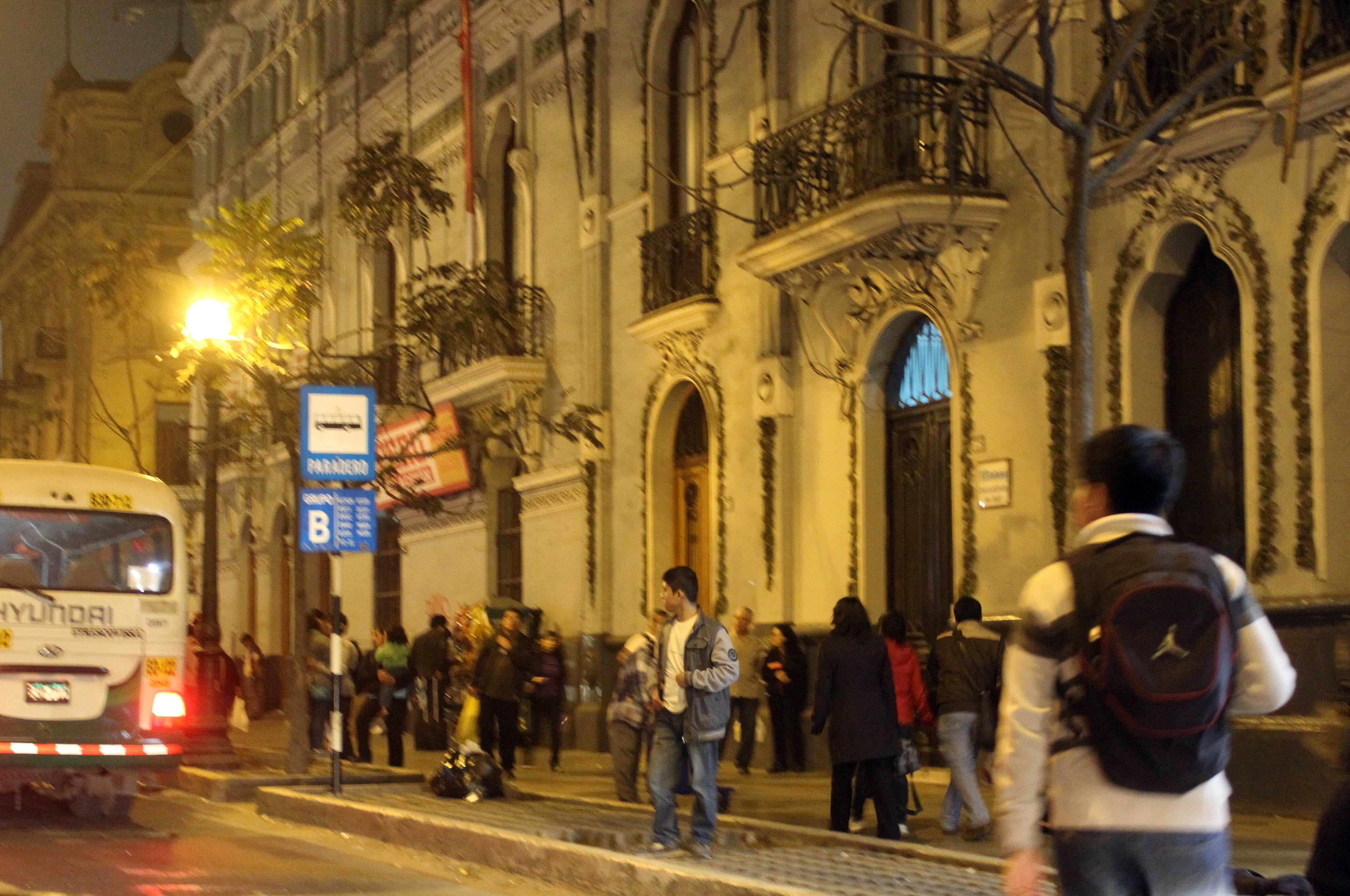 Personas transitan por una calle luego de un seísmo, en la ciudad de Lima. (Xinhua)