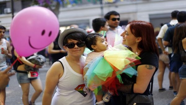 Los manifestantes exigieron igualdad social para los padres homosexuales con hijos (Foto: EFE)