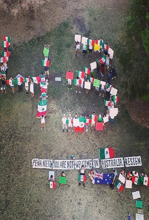 "Peña Nieto no eres bienvenido en Australia, renuncia" es el mensaje de los jóvenes australianos, quienes dibujaron un 43 gigante sosteniendo la bandera mexicana.