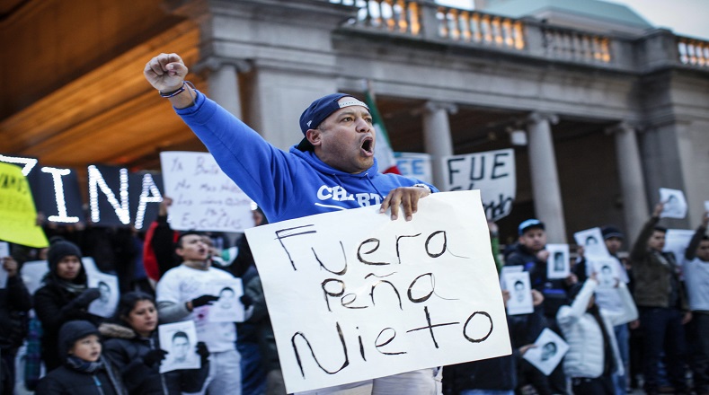 Mexicanos residentes y activistas participaron en una manifestación en protesta por la desaparición de 43 estudiantes en el estado mexicano de Guerrero en la Union Square de Nueva York.
