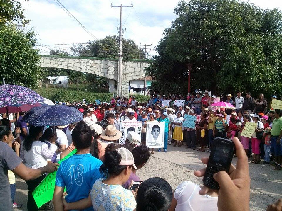 El 18 de noviembre los habitantes de Tecoanapa recibieron la caravana y exigieron renuncia del presidente de México, Enrique Peña Nieto.