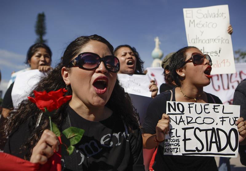 Los salvadoreños protestaron por la violencia contra los estudiantes en México.