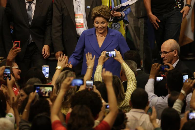 Rousseff saluda a sus seguidores en la inauguración del Conae 2014. (Foto: EFE)