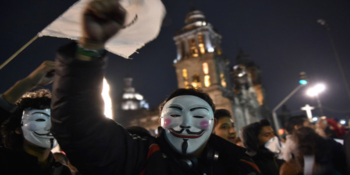 Los manifestantes llegaron a la plaza del Zócalo desde tres puntos simbólicos de la ciudad: El Monumento de la Revolución, la estatua del Ángel de la Independencia y Tlatelolco, conde en 1968 centenares de estudiantes fueron muertos por la fuerzas de seguridad.  (Foto: BBC)