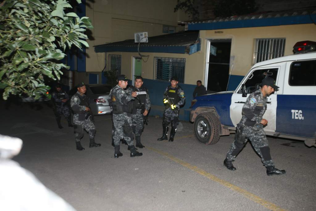El exdirector de la Policía Nacional abandonó Casamata a las 9:24 pm. (Foto: Laprensa-hn)