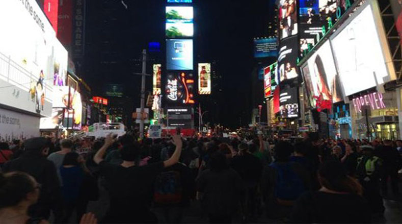 En Nueva York cientos de turistas y ciudadanos manifiestaron su descontento (@desdemanhattan)