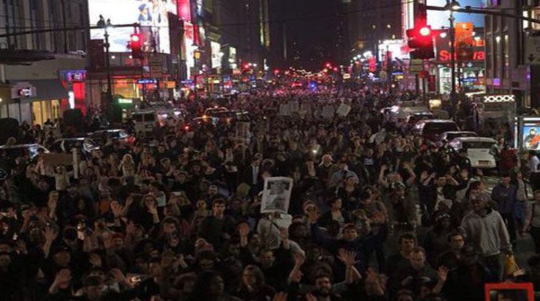 Las calles de Nueva York se llenaron de manifestantes que condenaron el veredicto del Gran Jurado (@KarinateleSUR)