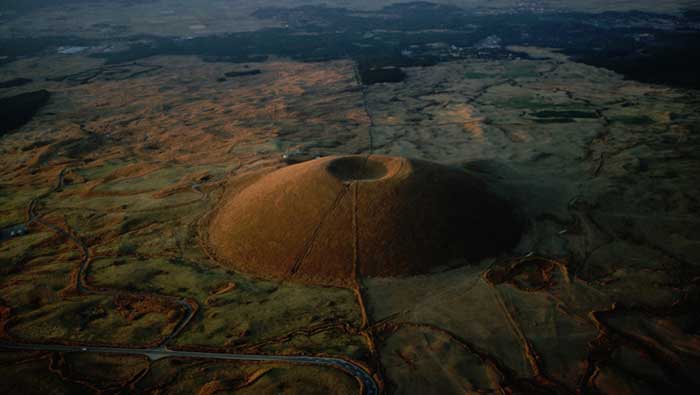 El Monte Aso se ubica en Nivel de Alerta 2; por lo que se restringe el acceso de personas al menos a un kilómetro de distancia al cráter (Archivo)