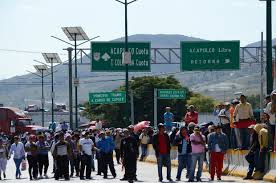 Estudiantes y maestros bloquearon la Autopista del Sol en Chilpancingo.
