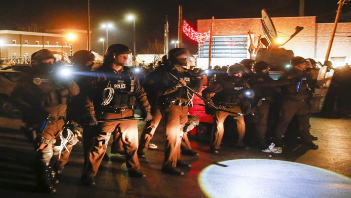 La policía reprimió la noche de este miércoles, la protesta de miles de manifestantes en Ferguson, Missouri. (Foto: EFE)