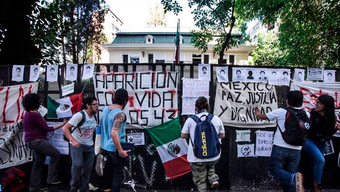 Los jóvenes se manifestaron en la vallas colocadas frente a la embajada de México en el marco de un paro estudiantil nacional convocado. (www.eluniversal.com.mx).
