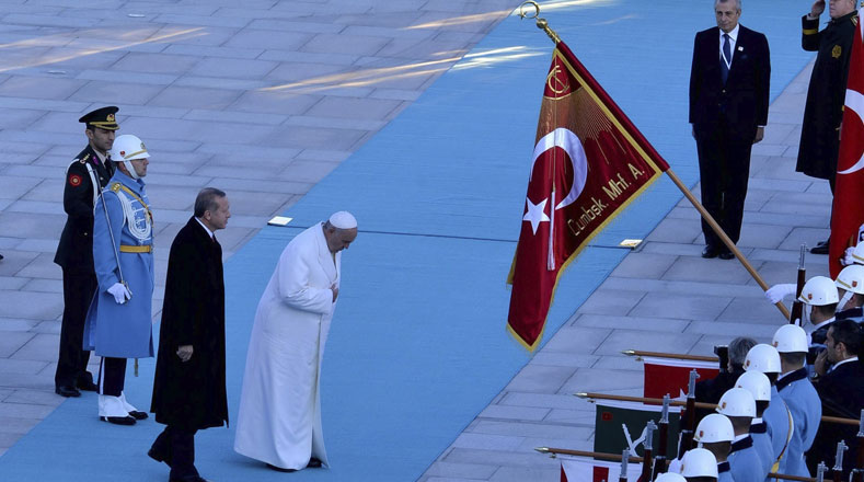 El papa Francisco a su llegada a Turquía.