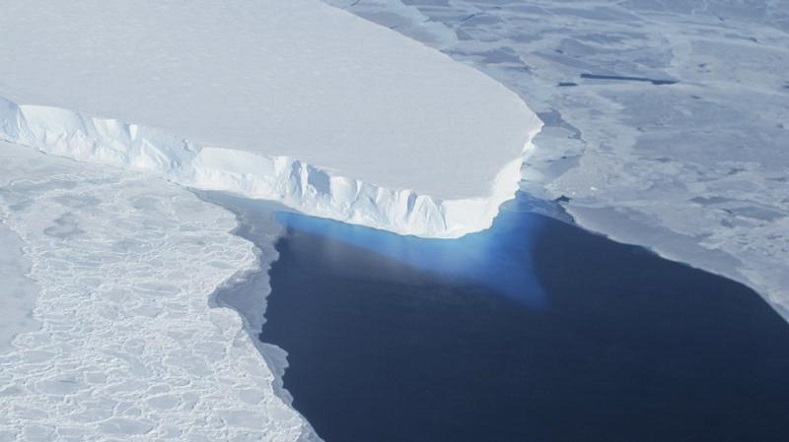 El derretimiento de las capas de hielo, especialmente en Groenlandia, está provocando este cambio de distribución en peso de la tierra.