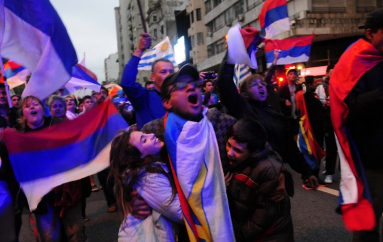 Los resultados a boca de urna fueron motivo suficiente para que los uruguayos salieran a la calle a festejar el triunfo al Frente Amplio (elobservador)