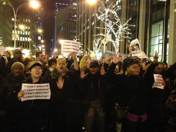 Protestas en Nueva York por decisión del jurado sobre estrangulamiento del afroamericano. (Foto:@KarinateleSUR)