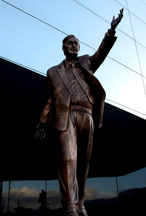 Estatua del expresidente argentino y primer secretario general de la Unasur, Néstor Kirchner.  El nuevo edificio lleva su nombre