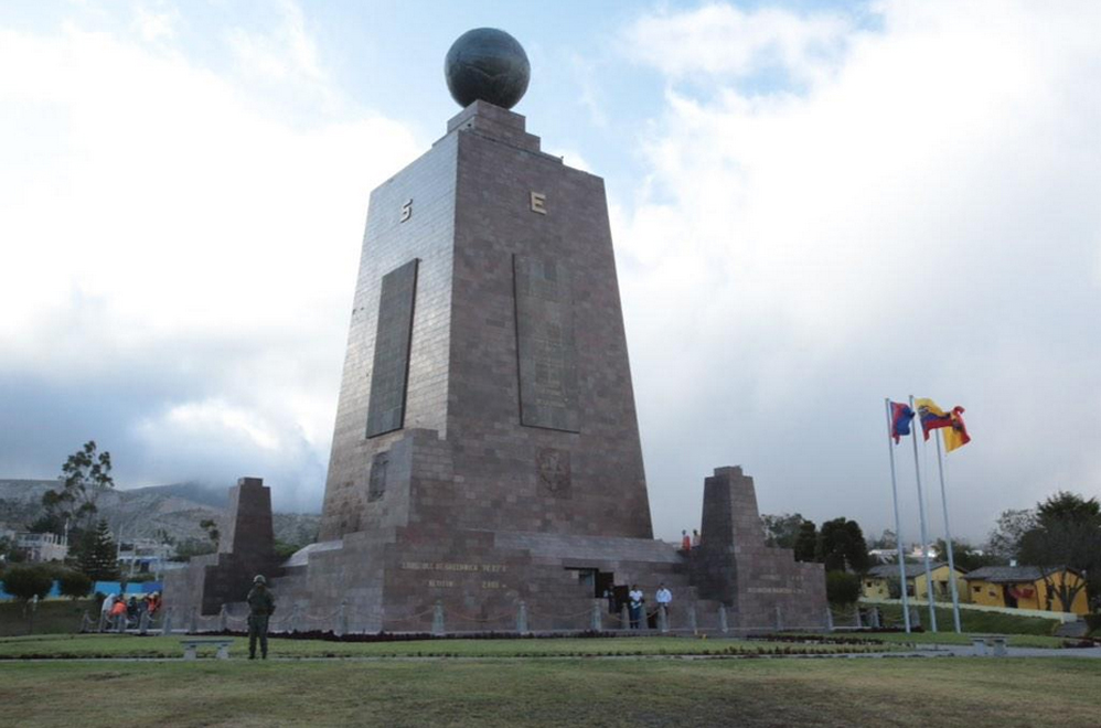 Monumento de la Mitad del Mundo, ubicado frente a la inaugurada sede de la Unasur.