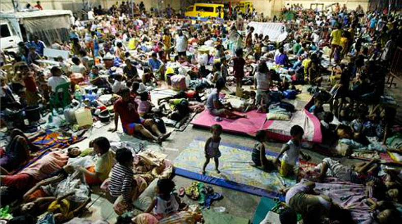 Refugiados del tifón en un pabellón deportivo de la localidad de Mambaling (Filipinas).