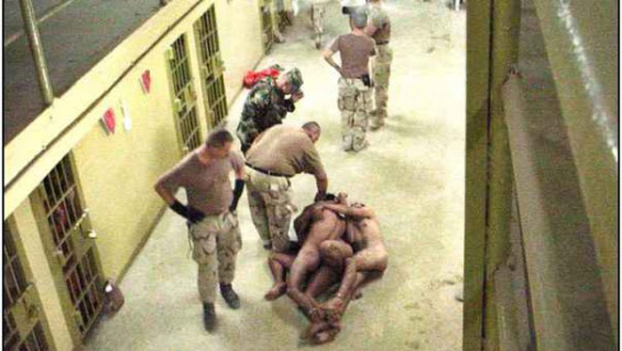 Desnudar a los prisioneros y fotografiarlos es un método de humillación.