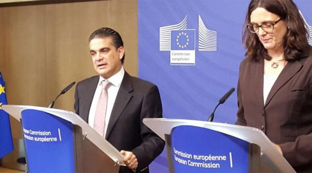 Francisco Rivadeneira, ministro de Comercio Exterior de Ecuador y Cecilia Malström, comisaria de la UE.