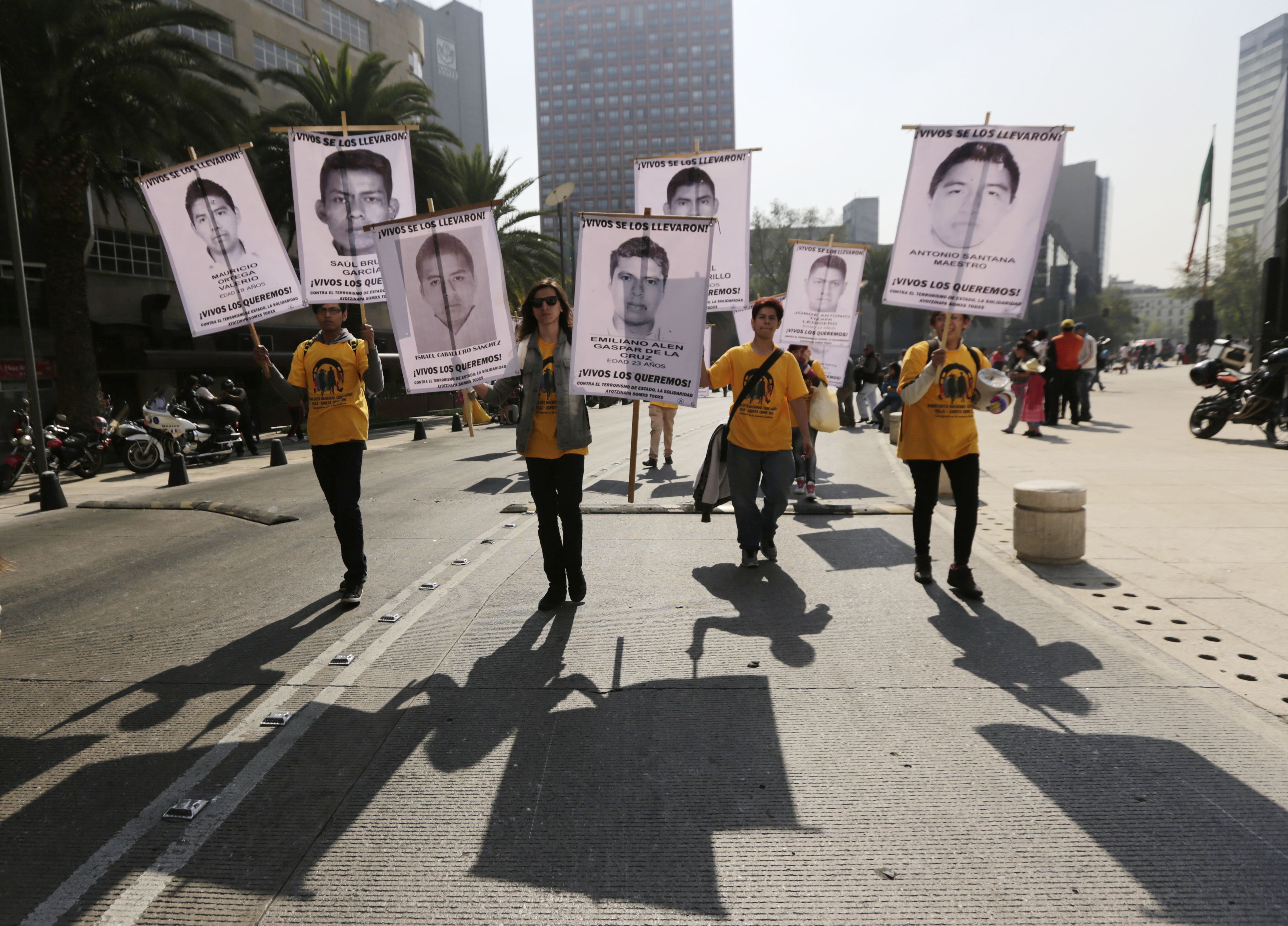 Los familiares de los 43 estudiantes desaparecidos siguen clamando justicia.
