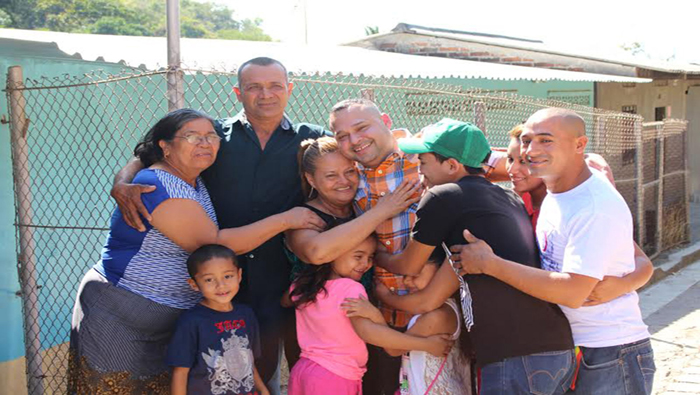 José Rubén Rivera saludó el reencuentro con su familia.
