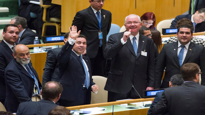 Rafael Ramírez (a la derecha con la mano arriba) pasó de manejar la vicepresidencia económica de Venezuela a la cancillería y en 2015 será representante ante la ONU.
