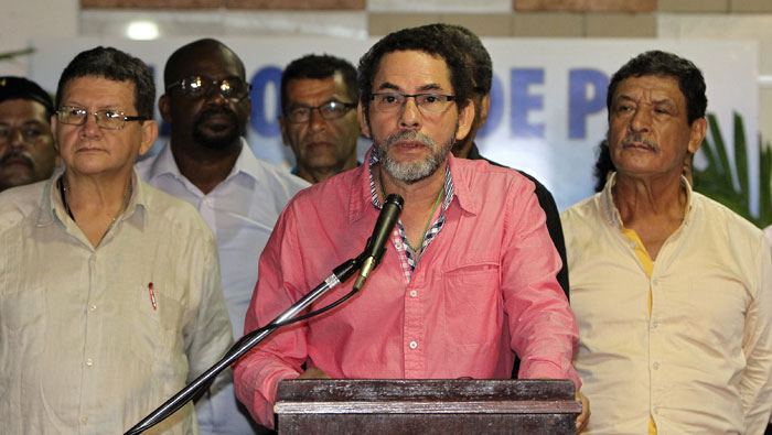 Pastor Alape junto a miembros de las FARC-EP.