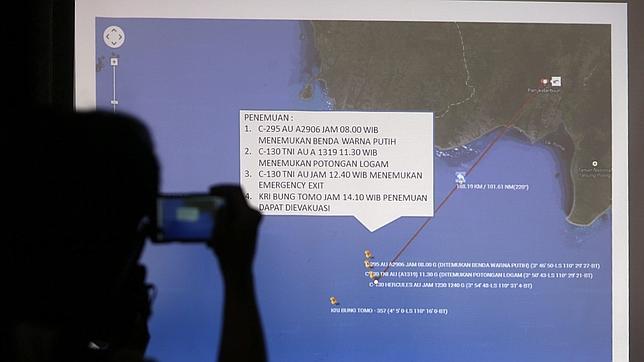 Autoridades identificaron la nave por el logo de AirAsia