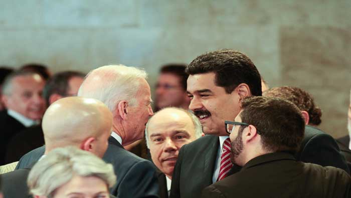 El mandatario venezolano saludó al vicepresidente estadounidense durante su visita Brasil
