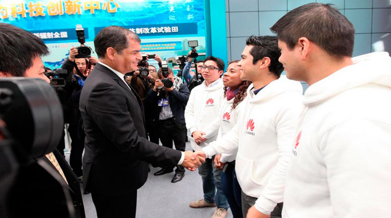 Correa también compartió con trabajadores de la empresa Hawei